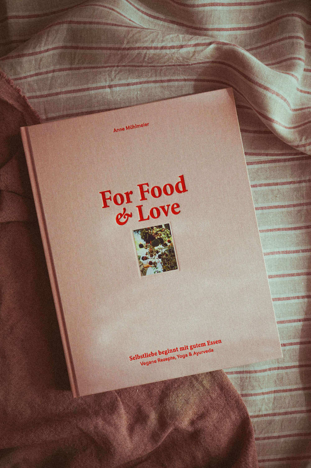 Preview: Cookbook & Coffee Table Book For Food & Love