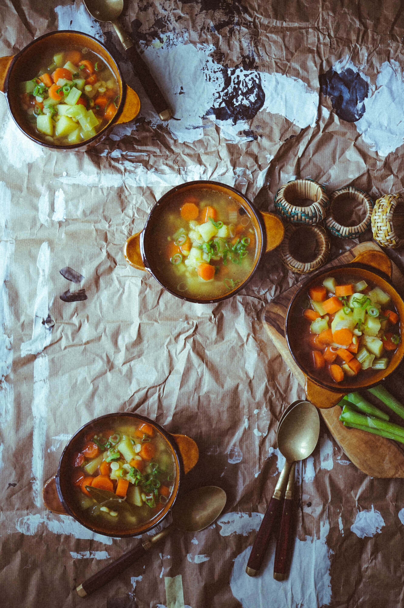 Ayurvedische klare Gemüsesuppe mit Dhal