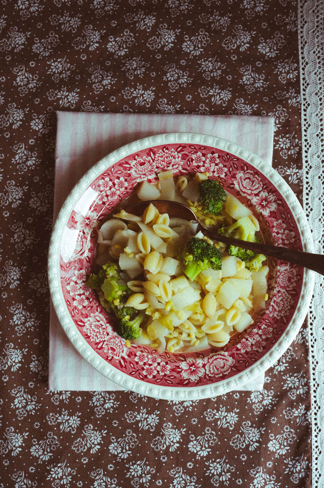 Leichter Frühlingseintopf mit Gemüse und Gnocchetti