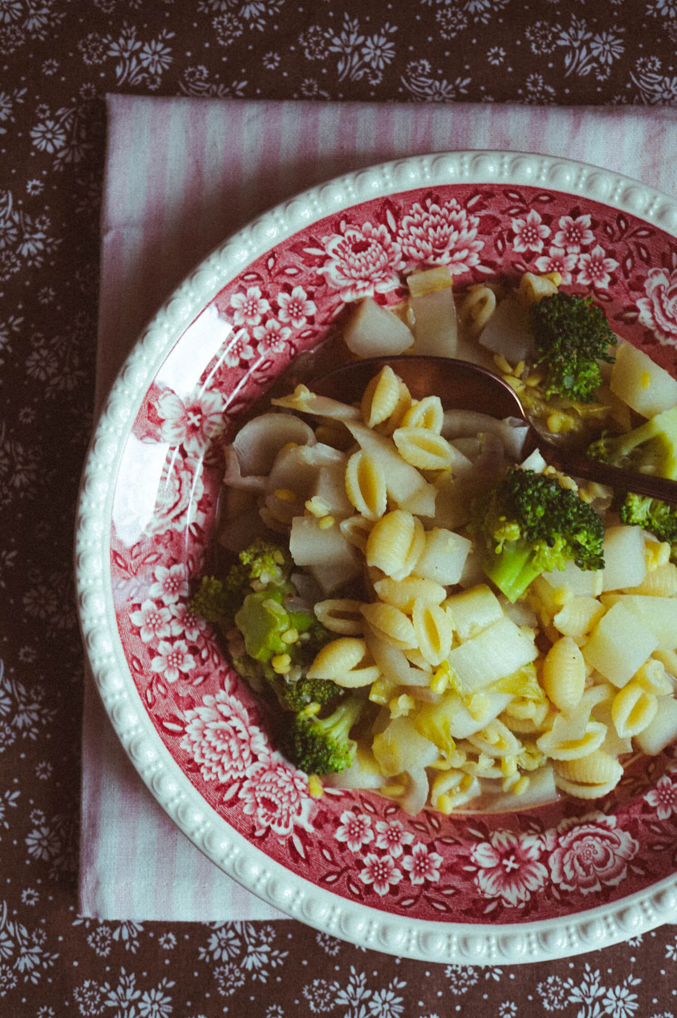 Leichter Frühlingseintopf mit Gemüse und Gnocchetti