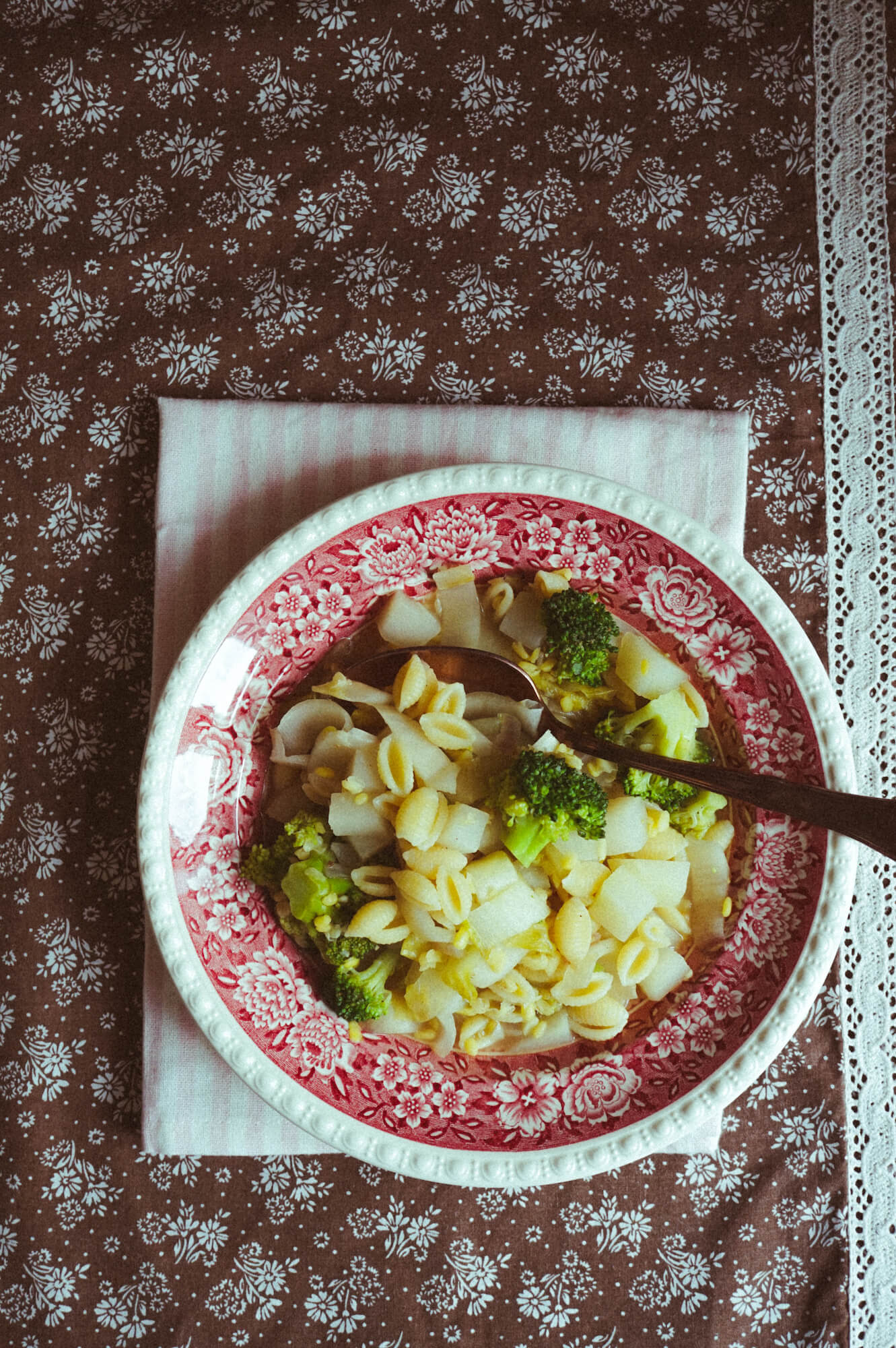 Leichter Frühlingseintopf mit Gemüse und Gnocchetti