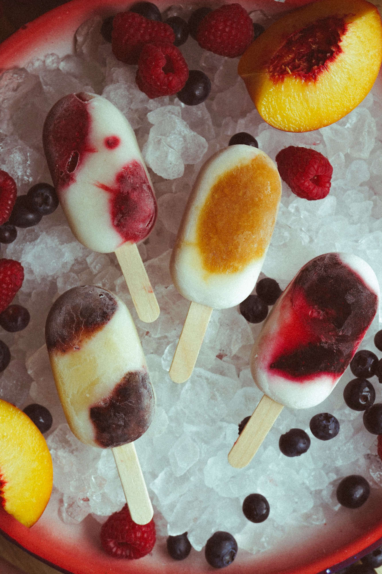 Joghurt-Eis am am Stiel mit Beeren der Saison