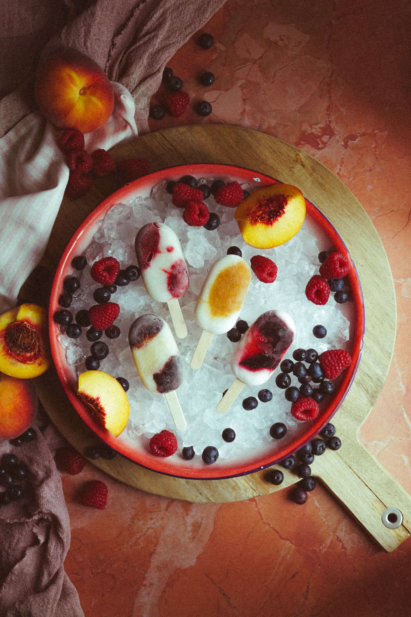 Joghurt-Eis am am Stiel mit Beeren der Saison