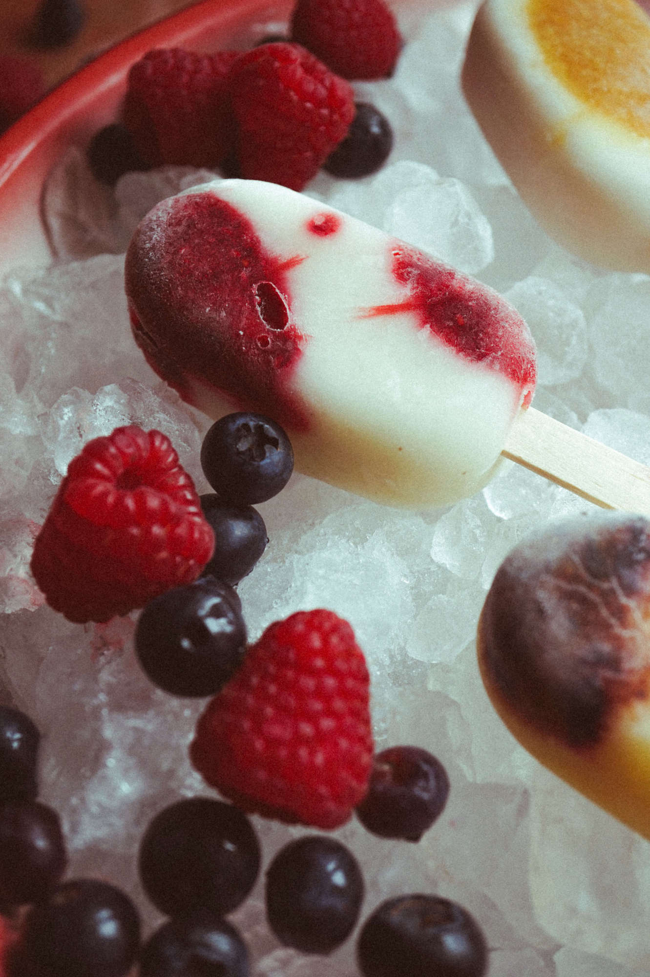 Joghurt-Eis am am Stiel mit Beeren der Saison