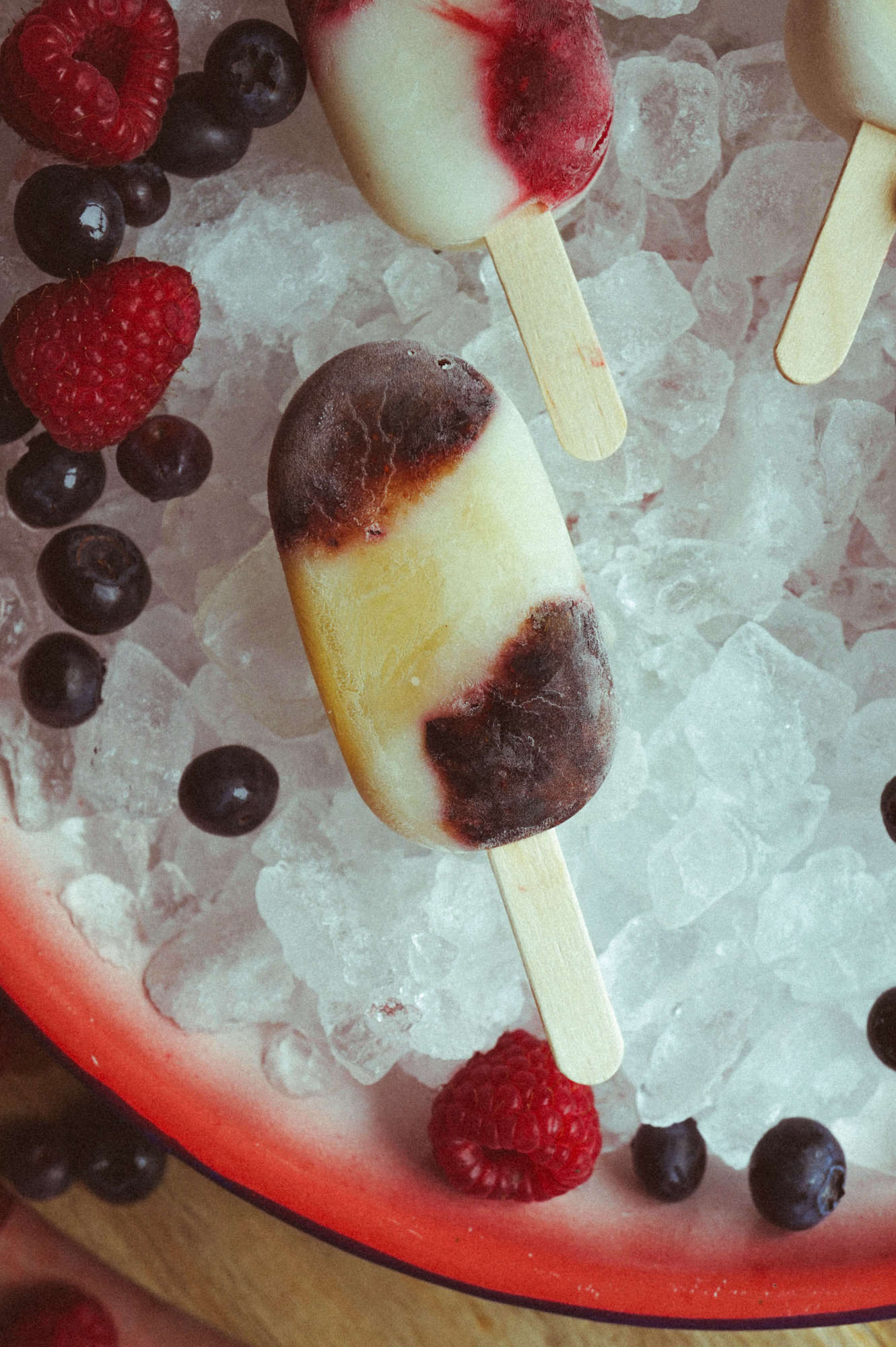 Joghurt-Eis am am Stiel mit Beeren der Saison