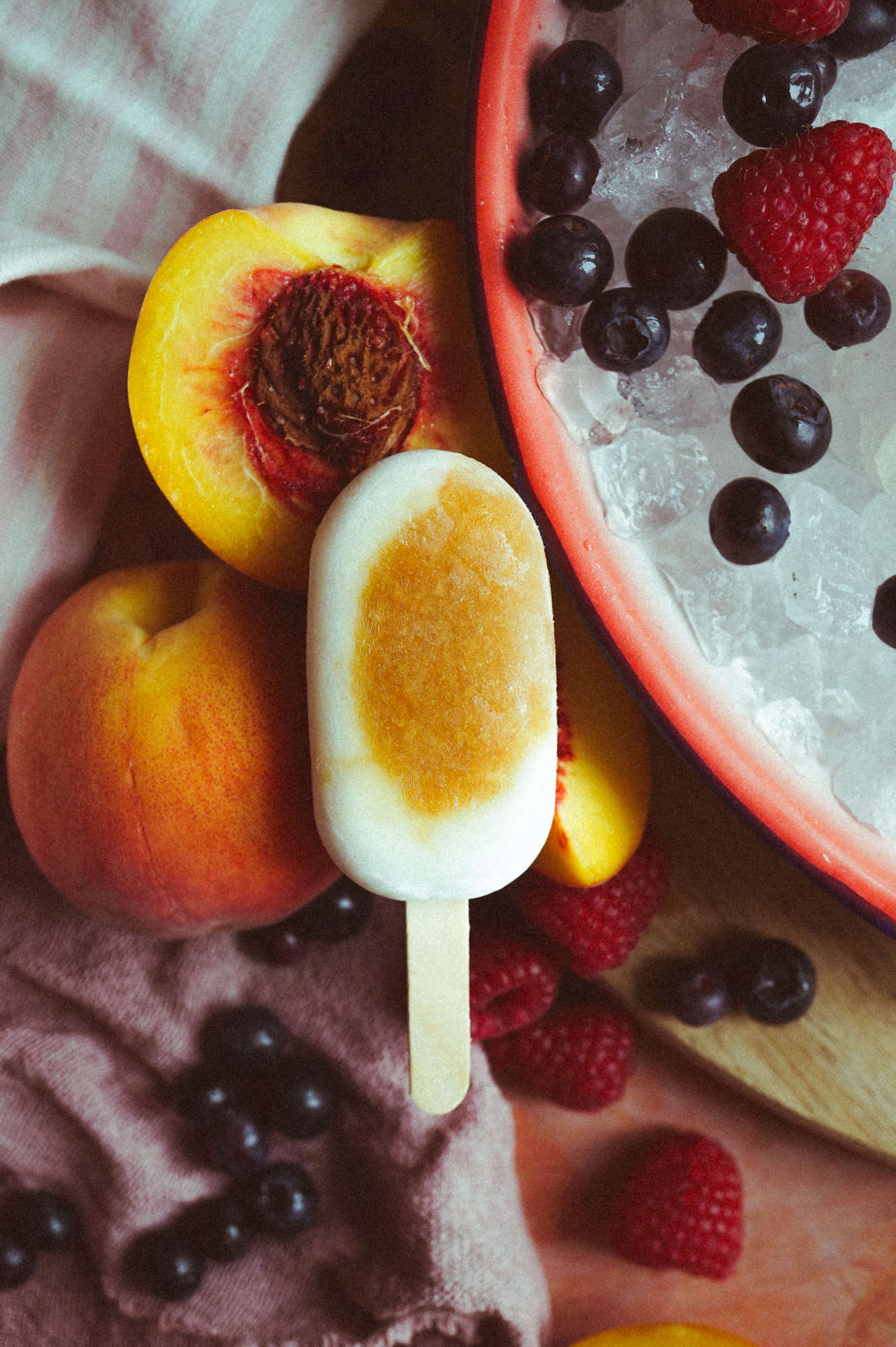 Joghurt-Eis am am Stiel mit Beeren der Saison