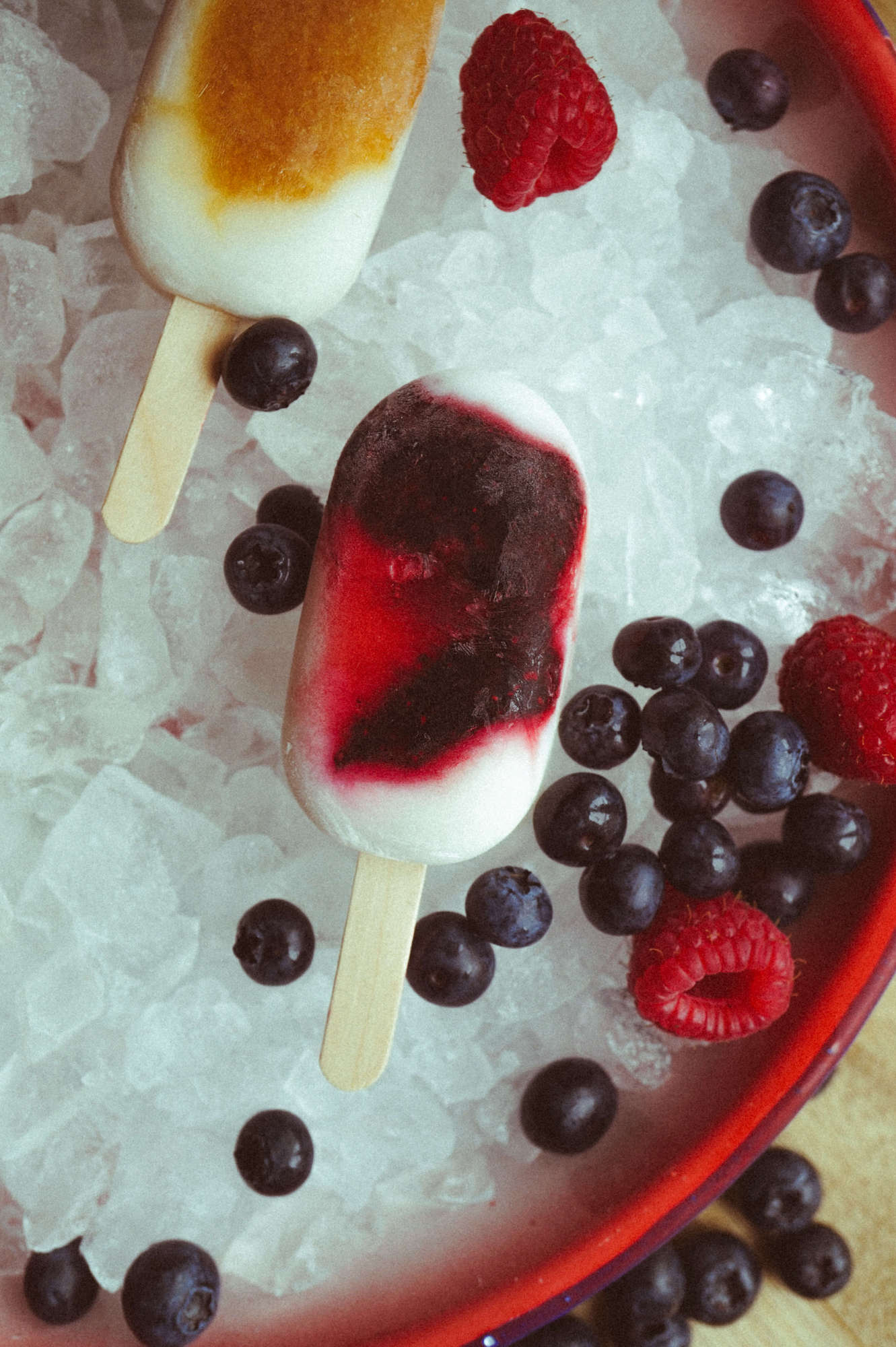 Joghurt-Eis am am Stiel mit Beeren der Saison