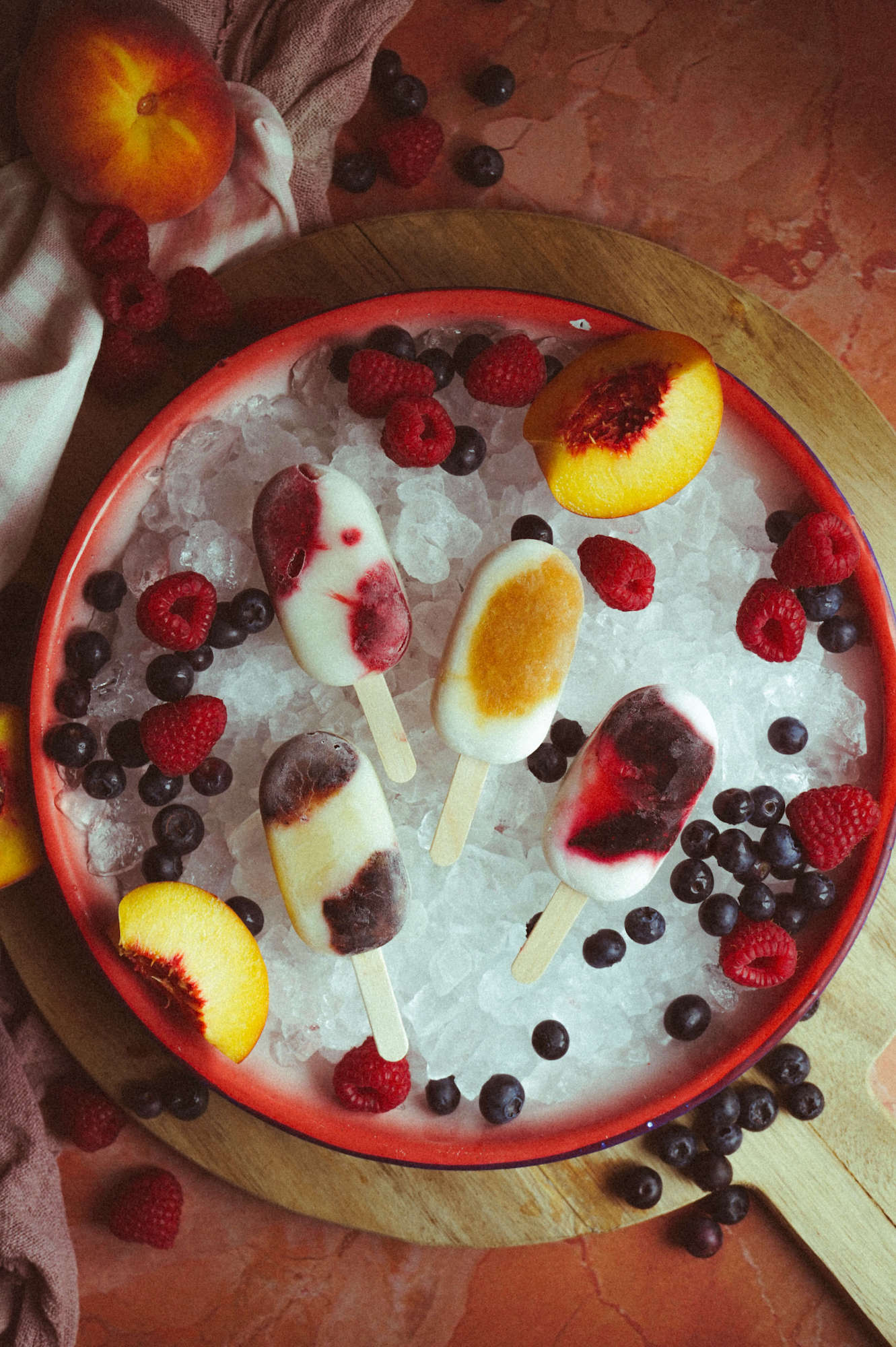 Joghurt-Eis am am Stiel mit Beeren der Saison