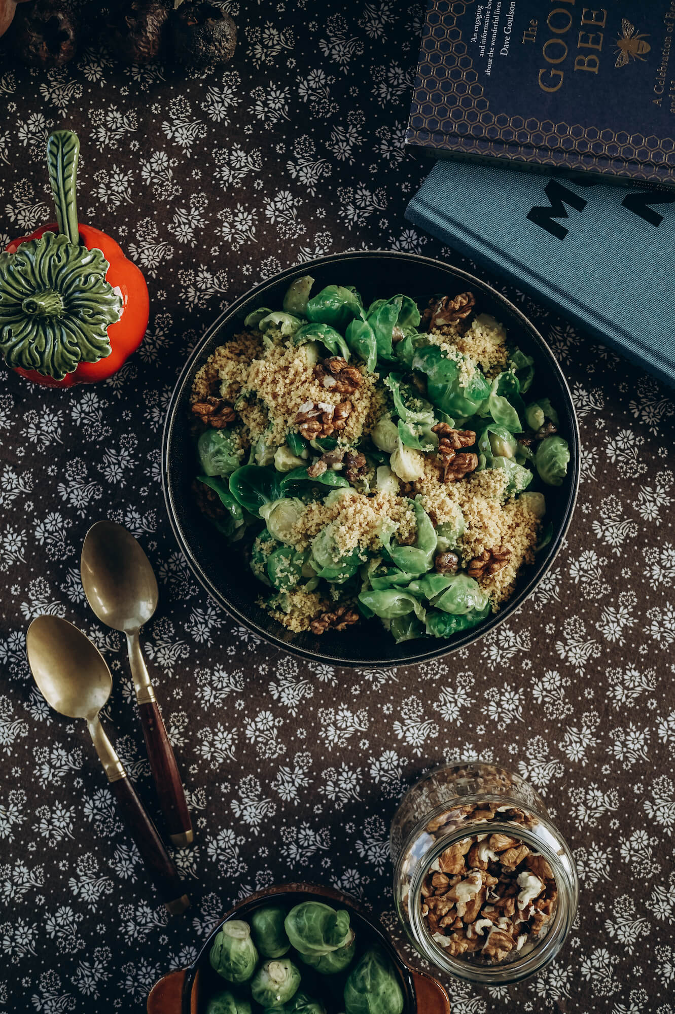 Warmer Rosenkohlsalat mit Rosinen und Bröseln 