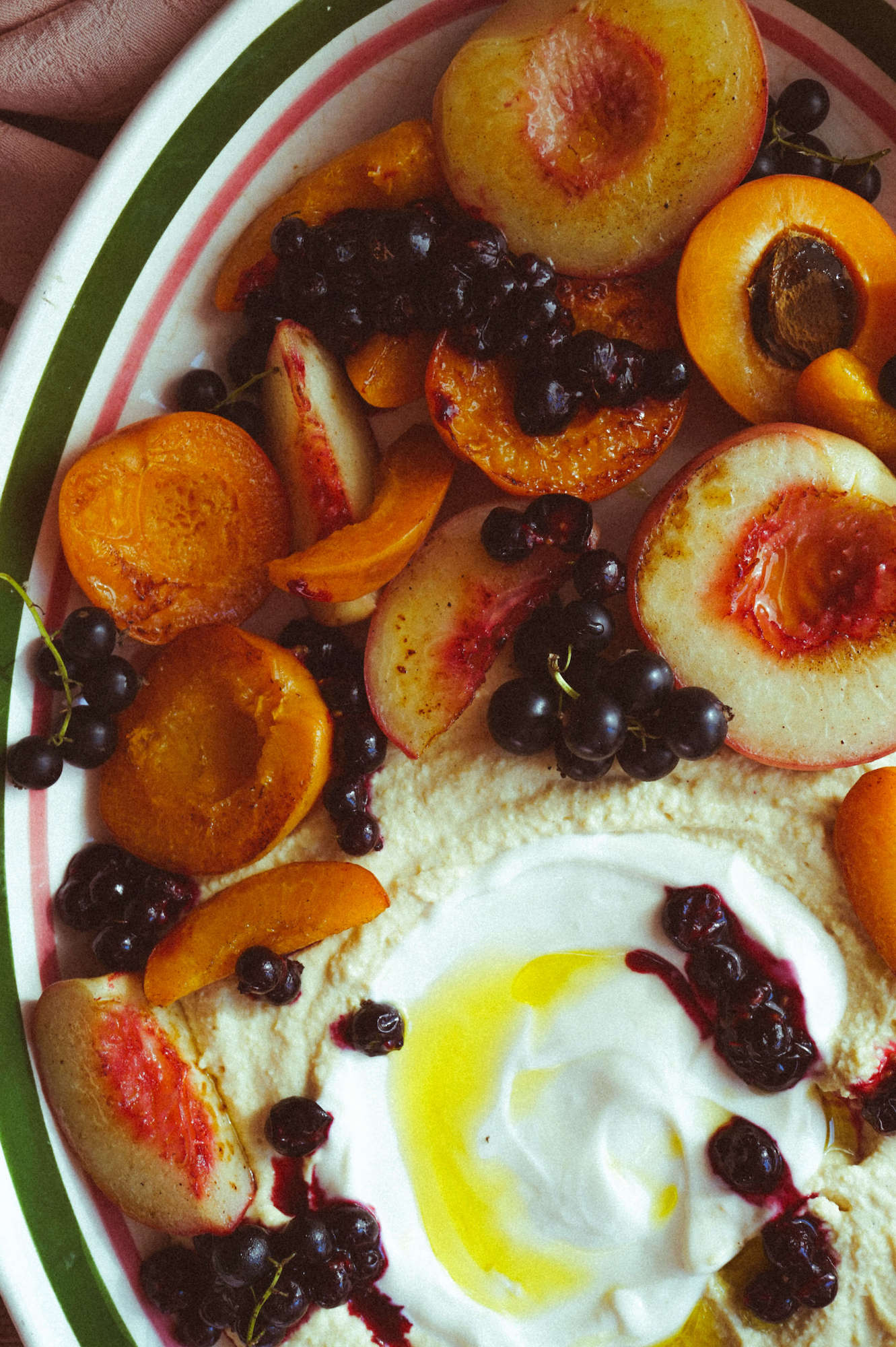 Sommerfrüchte mit Hummus