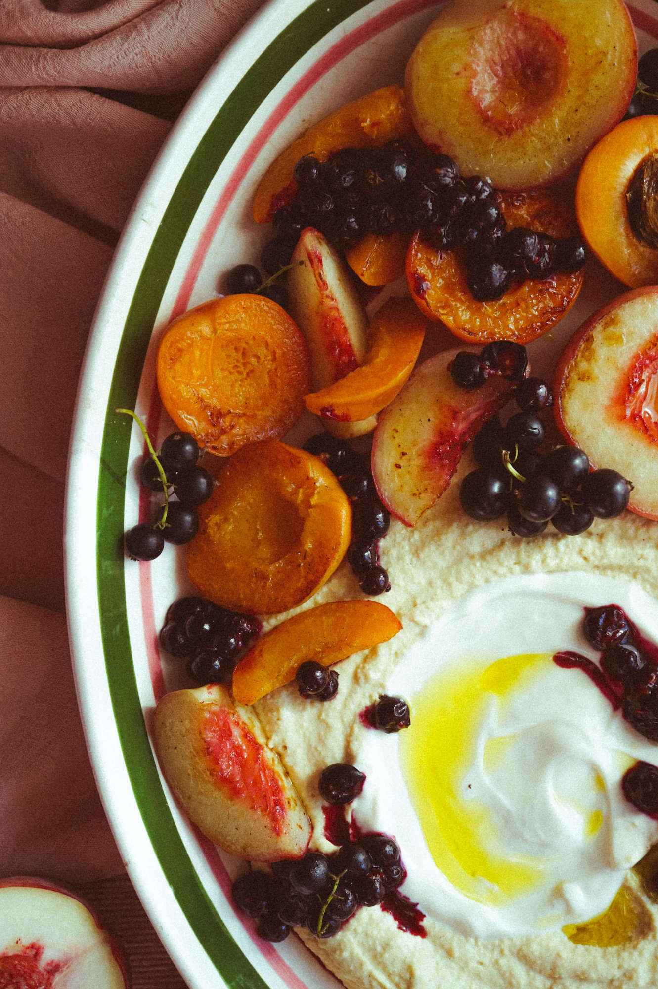 Sommerfrüchte mit Hummus